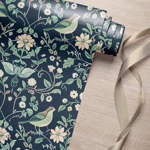 Tapeta Chinoiserie Mint & Navy: Ptaki, kwiaty, liście – samoprzylepna