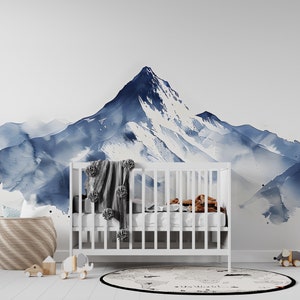 Mural minimalista de montaña azul, fondo de pantalla de montañas nevadas de acuarela, pelado y palo estilo dibujos animados, paisaje azul y blanco extraíble