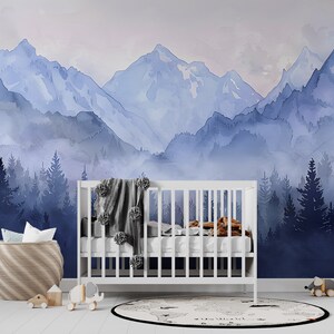 Murale con montagne blu pastello ad acquerello, carta da parati con foresta nebbiosa e paesaggio montano, decalcomania autoadesiva rimovibile della natura blu per la cameretta dei bambini