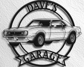Op de afbeelding: Zwart metalen bord met een silhouet van een oldtimer en de tekst "Dave's Garage" in een banner.