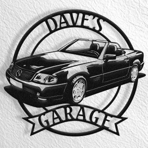 Op de afbeelding: Zwarte en witte metalen silhouet van een cabriolet met de tekst "Dave's Garage" in een cirkel eromheen.