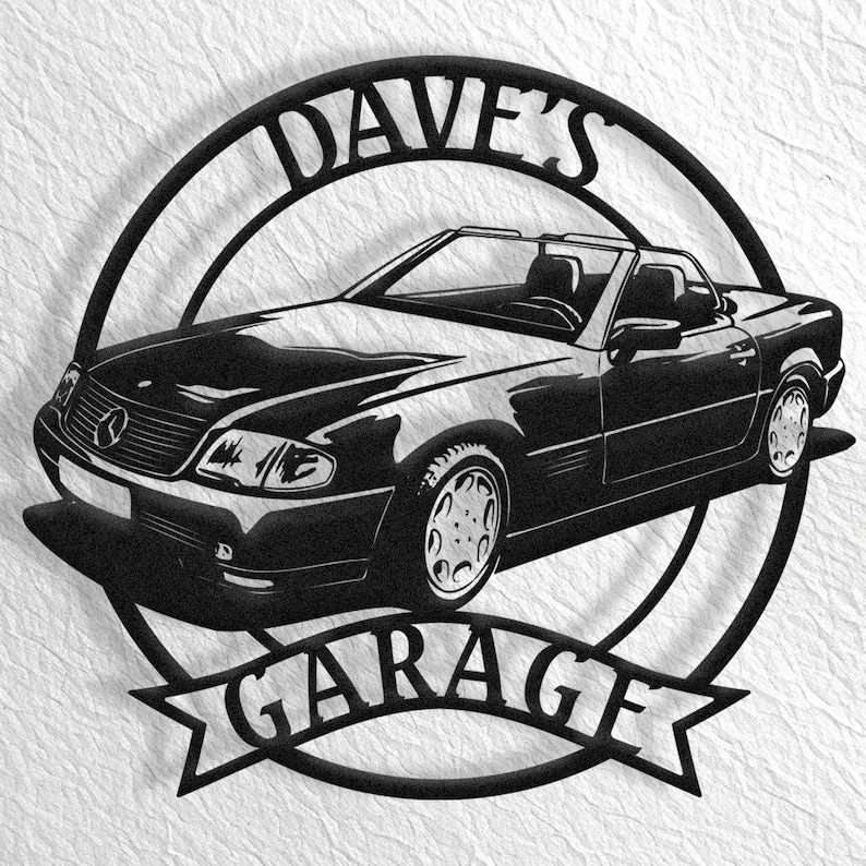 Op de afbeelding: Zwarte en witte metalen silhouet van een cabriolet met de tekst "Dave's Garage" in een cirkel eromheen.