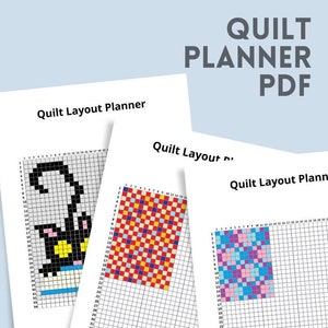 Peut inclure: Trois feuilles de planificateur de disposition de courtepointe imprimables avec des carrés quadrillés pour planifier les motifs de courtepointe. La première feuille montre un motif de chat noir, la deuxième feuille montre un motif à carreaux rouge et bleu, et la troisième feuille montre un motif à carreaux rose, bleu et violet. Le texte sur les feuilles indique "Quilt Layout Planner" et "J'utiliserai des carrés de 2,7 pouces. Après la couture, ils mesureront 1,9 pouce. 14 x 1,9 = 26,6 pouces. 20 x 1,9 = 38 pouces. La taille finale de la couverture sera de 38 x 26 pouces."