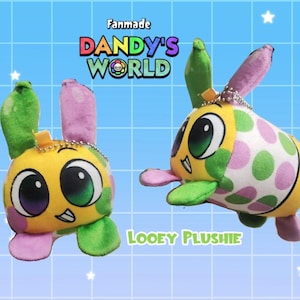 Puede incluir: Dos peluches con forma de conejos de dibujos animados. Los conejos tienen cuerpos amarillos, ojos grandes y detalles verdes y rosas. Uno tiene una sección blanca con lunares verdes y rosas. El texto "Fanmade DANDY'S WORLD" y "LOOEY PLUSHIE" son visibles.