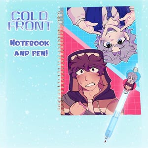Op de afbeelding: Een notitieboek en pen set. Het spiraalgebonden notitieboek heeft een omslag met anime-stijl illustraties van twee personages. De pen is lichtblauw en heeft een bedel van een personage. De tekst "COLD FRONT NOTEBOOK AND PEN!" is zichtbaar.