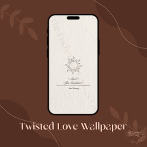 Può includere: Uno schermo di telefono mostra uno sfondo con un'illustrazione del sole e la citazione "Alex? Yes Sunshine?" di Ana Huang. Il telefono è su uno sfondo marrone, con il testo "Twisted Love Wallpaper" in basso.