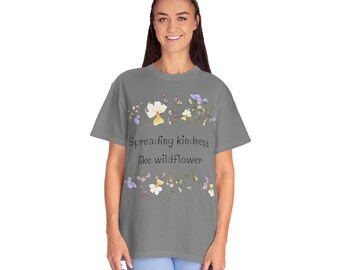 T-shirt unisexe teint en pièce Spreading Kindness Like Wildflower