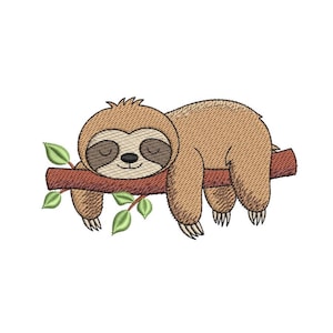 Könnte beinhalten: Gesticktes Bild eines schlafenden Faultiers auf einem braunen Ast mit grünen Blättern. Das Faultier hat braunes Fell, ein hellbraunes Gesicht und geschlossene Augen. Das Bild befindet sich auf weißem Hintergrund.