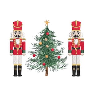 Puede incluir: Diseño navideño bordado con dos soldados cascanueces con uniformes rojos y detalles dorados, flanqueando un árbol de Navidad verde adornado con adornos y una estrella en la parte superior. El diseño está sobre un fondo blanco.