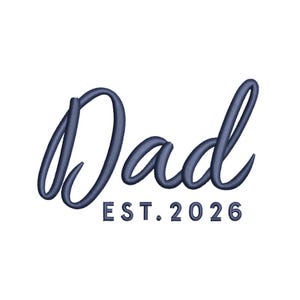 Può includere: Design ricamato blu navy su sfondo bianco. La parola "Dad" è scritta in corsivo sopra il testo "EST. 2026". Adatto per abbigliamento o decorazioni per la casa.