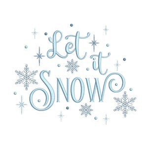 以下が含まれることがあります： 白い背景に水色の刺繍デザイン。「Let it Snow」の文字が筆記体で書かれ、雪の結晶と星が散りばめられています。冬をテーマにしたクラフトに最適です。