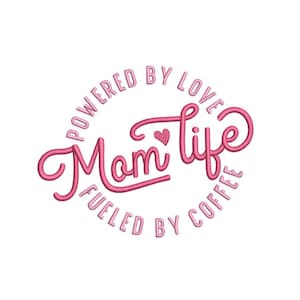 Puede incluir: Diseño de círculo rosa y blanco con el texto "Powered by Love Mom Life Fueled by Coffee" con un pequeño corazón rosa en el centro.