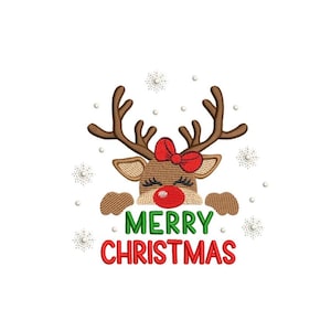 Op de afbeelding: Geborduurd kerstontwerp met een rendier met bruin gewei, een rode strik en een rode neus. De tekst "MERRY CHRISTMAS" is in groen en rood. Witte sneeuwvlokken omringen het rendier op een witte achtergrond.