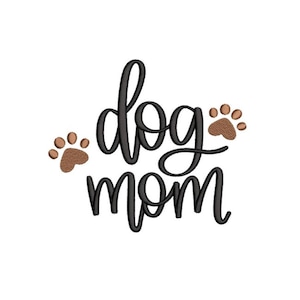 Puede incluir: Texto en cursiva en blanco y negro que dice "dog mom" con dos huellas de patas marrones a cada lado del texto.