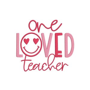 以下が含まれることがあります： 白い背景にピンクと赤の刺繍デザイン。「one LOVED teacher」の文字と、LOVEDの「O」の代わりにハートの目をしたスマイリーフェイスが特徴です。