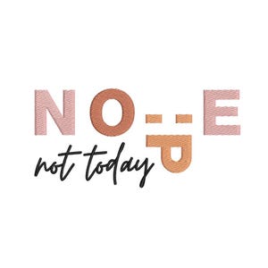 以下が含まれることがあります： ピンクとオレンジの文字で「NOPE - not today」と刺繍されたデザイン。文字はスタイリッシュで、わずかに丸みを帯びたフォントを使用しています。
