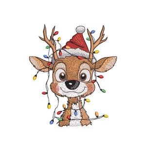 Pode incluir: Design bordado de uma rena usando um gorro de Papai Noel e luzes de Natal coloridas. A rena tem olhos grandes e expressivos e um sorriso alegre, perfeito para artesanato e decorações de Natal.