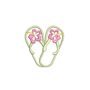 Op de afbeelding: Een paar groene slippers met roze hibiscus bloemen.