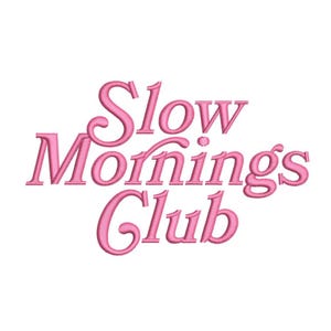 Op de afbeelding: Roze geborduurde tekst die "Slow Mornings Club" zegt.