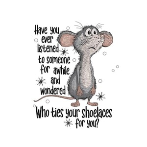 Puede incluir: Ilustración de dibujos animados de un ratón gris con grandes orejas y una expresión interrogante. El texto dice: "¿Alguna vez has escuchado a alguien por un tiempo y te has preguntado quién te ata los cordones?" La imagen está sobre un fondo blanco.