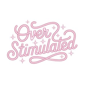 Könnte beinhalten: Rosa gestickter Schriftzug "Over Stimulated" auf weißem Hintergrund. Sterne umgeben den Text. Geeignet für Kleidung oder Accessoires.