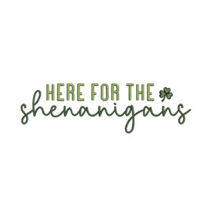 Op de afbeelding: Groene klaver graphic met de tekst "Here for the shenanigans" in groen.
