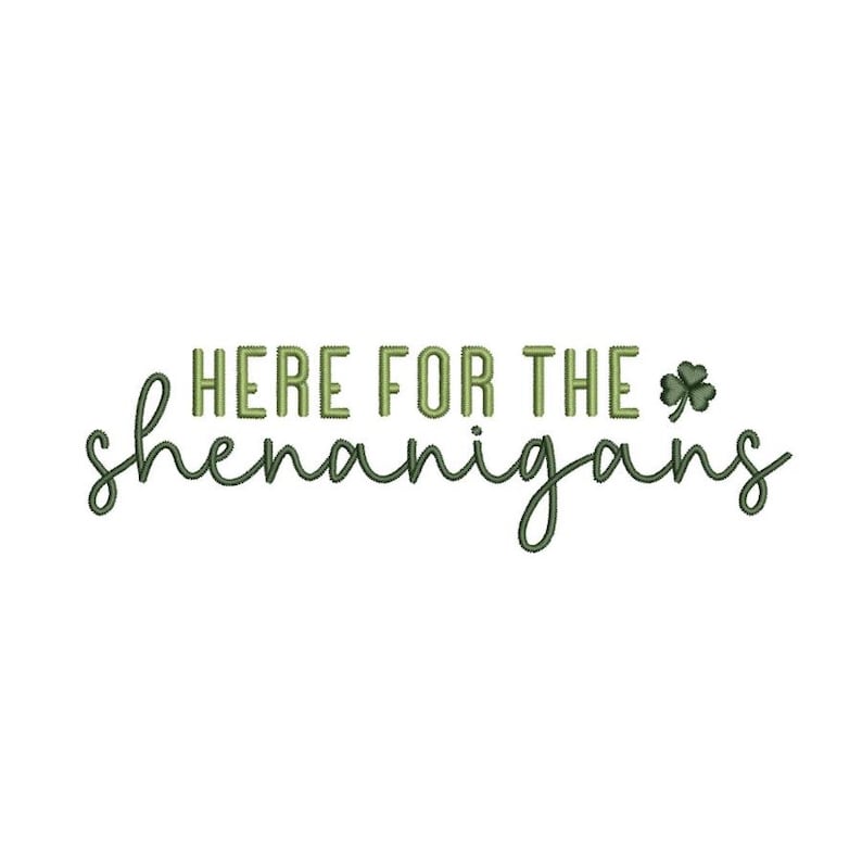 以下が含まれることがあります： 緑色のクローバーのグラフィックと、緑色のテキスト「Here for the shenanigans」