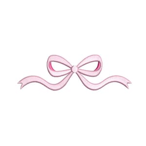 Puede incluir: Un diseño de lazo bordado en color rosa claro que presenta un nudo central con dos bucles simétricos y dos cintas fluidas que se extienden hacia la izquierda y la derecha. El bordado muestra una textura de punto satén con un borde interior rosa más oscuro.