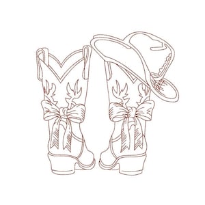 Può includere: Un disegno ricamato con un paio di stivali da cowboy con fiocchi decorativi e un cappello da cowboy. Gli stivali hanno un classico design western con accenti floreali. Il cappello poggia su uno degli stivali.