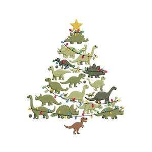 Puede incluir: Diseño bordado de un árbol de Navidad hecho de varios dinosaurios verdes, adornado con luces de cadena y una estrella dorada en la parte superior. Un pequeño dinosaurio marrón está en la base del árbol. El diseño está sobre un fondo blanco.
