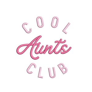 以下が含まれることがあります： 白い背景に、ピンク色の「Cool Aunts Club」というグラフィックデザイン。 「Aunts」という単語は鮮やかなピンク色の筆記体で、他の単語は明るいピンク色で表示されています。