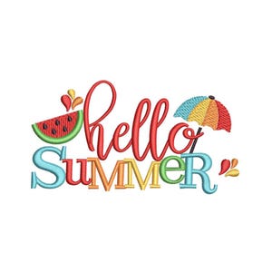 Può includere: Design ricamato con le parole "hello SUMMER" in rosso, blu, verde, giallo e arancione. Il design include una fetta di anguria, un ombrello arcobaleno e accenti decorativi, il tutto su sfondo bianco.