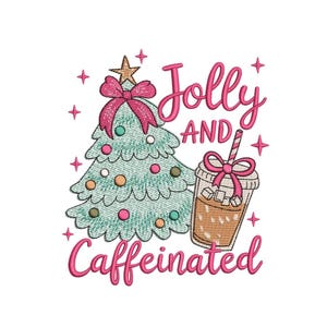 Puede incluir: Diseño bordado con un árbol de Navidad, una bebida de café y las palabras "Jolly and Caffeinated" en escritura rosa. El árbol tiene un lazo rosa y la bebida tiene un lazo rosa y una pajita.