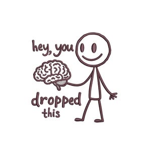 Może przedstawiać: Humorystyczna ilustracja przedstawiająca uśmiechniętą postać z patyczków trzymającą mózg, z napisem "hey, you dropped this". Projekt w odcieniach brązu i bieli, idealny na żartobliwy prezent lub projekt graficzny.