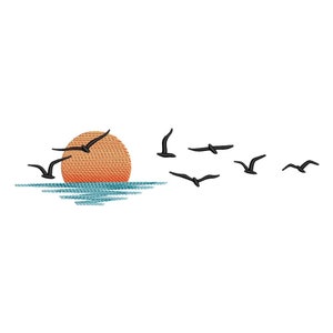 Può includere: Un disegno di ricamo digitale che rappresenta un tramonto sul mare con uno stormo di uccelli che volano in formazione.