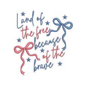 Pode incluir: Um design patriótico com o texto "Land of the free because of the brave" em escrita azul e vermelha. O design inclui dois laços de fita e várias formas de estrela, tudo em um fundo branco.