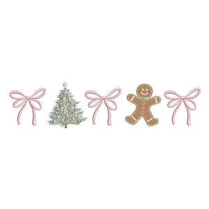 Può includere: Un design ricamato con un albero di Natale, un omino di pan di zenzero e fiocchi rosa. L'albero è verde con ornamenti rosa e una stella. L'omino di pan di zenzero ha un papillon e un viso sorridente. I fiocchi sono rosa.