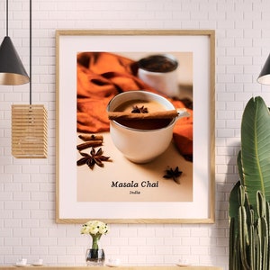 Peut inclure: Une impression encadrée d'une tasse de masala chai avec un bâton de cannelle et une étoile d'anis sur une surface brune. Le texte "Masala Chai" et "Inde" est imprimé sous l'image.