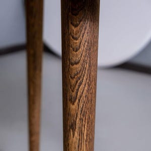 Avsmalnande bordsben i askträ, lantlig stil, med metallfäste