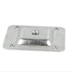 Puede incluir: Una placa cuadrada de metal plateado con un agujero roscado en el centro. La placa tiene cuatro agujeros alrededor del borde.