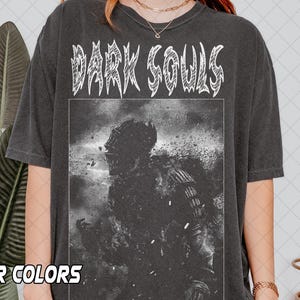 Camiseta retro de Dark Souls de los 90 con colores cómodos, inspirada en Soulsborne, estética de videojuego, regalo unisex para mujer y hombre.