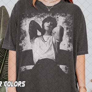 Camiseta retro de los 90 con colores cómodos de Jungkook Chill, camiseta de fan de BTS Jungkook cubriéndose la cara con un bootleg de Kpop, regalo para mujer y hombre. Camiseta unisex.