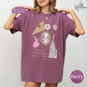 Camiseta "Te conozco Aurora" con colores cómodos, camiseta retro de princesas Disney, camiseta vintage de castillo mágico, camiseta de Cartoon Kingdom Park, camiseta de cuento de hadas