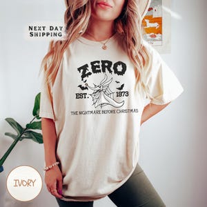 a woman wearing a t - shirt that says zero est est est est est est