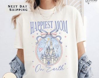 Camiseta Comfort Colors "La mamá más feliz del mundo", camiseta del Día de la Madre con lazo del Castillo de Disney.