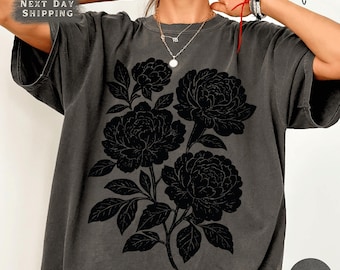 Camiseta Comfort Colors con estampado de peonías y ranúnculos, camiseta floral vintage con estampado en linóleo, camiseta con diseño botánico.