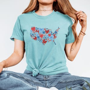 Carte des États-Unis avec noeud, couleurs confortables, t-shirt style coquette, chemise américaine pour fille, 4 juillet, tenue patriotique rouge blanc bleu pour femme