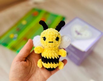 Amigurumi Bee pattern- PDF Crochet tutorial in English (USA terms), Low Sew little bee