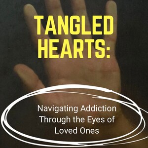 Op de afbeelding: Een boekomslag met een hand die uit een wazige achtergrond steekt. De titel "Tangled Hearts: Navigating Addiction Through the Eyes of Loved Ones" staat in gele tekst. De naam van de auteur, "Jessie Rose", staat in witte tekst onderaan de omslag.