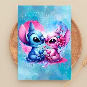 K&ouml;nnte beinhalten: Eine Aquarell-Illustration von zwei blauen und rosa Stitch-Charakteren aus dem Disney-Film Lilo & Stitch. Die Charaktere halten sich an den H&auml;nden und schauen sich mit einem kleinen roten Herzen zwischen ihnen an. Der Hintergrund ist ein blauer und rosa Aquarell-Wasch.